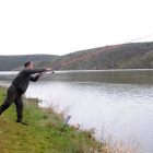 Un pescador en el embase de Selga, el 6 de abril en la primera jornada de la temporada.