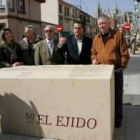 El alcalde, en el centro, paseó por la calle José María Fernández, una vez reurbanizada