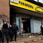 Agentes de policía frente a la panadería asaltada en Caracas, el 21 de abril.