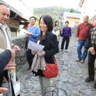 Arias (izquierda) en una promoción turística con japoneses.
