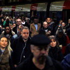 Viajeros bajan de un tren regional en la Gare du Nord, en París.