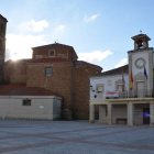 Plaza Mayor de Villaquejida, centro neurálgico de la localidad, al caer la tarde. MEDINA