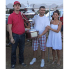 Julio Jiménez posa con el trofeo de campeón.