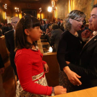 El presidente recibe el abrazo de su esposa, Marta, mientras su hija Julia y su hijo Javier esperan