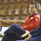 Manolo Cadenas en el entrenamiento de ayer del Ademar conversando con el portero Iñaki Malumbres.