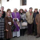 Monseñor Julián López descubre la placa, ante el aplauso de los asistentes al acto