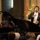 El tenor leonés Ignacio Encinas durante un concierto en el monasterio de Gradefes. FERNANDO OTERO