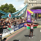 Geoffrey Kirui posa en el Tower Bridge tras ganar en Londres