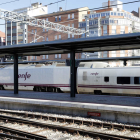 Un tren de alta velocidad en la estación de León.