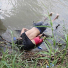 Los cuerpos sin vida del padre y su hija en el río Bravo.