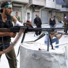 Rebeldes sirios durante un enfrentamiento con los seguidores de Al Asad en Alepo.