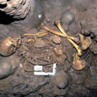 Interior de la cueva de La Braña-Arintero. Estado de los restos de «Braña 1» cuando fue hallado por unos excursionistas.