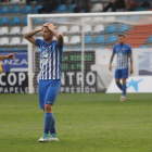 Ríos Reina en primer término y Jon García al fondo, lamentándose de uno de los goles marcados por el Artístico Navalcarnero. ANA F. BARREDO