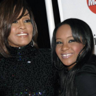 Bobbi Kristina Brown y Whitney Houston, en una imagen de febrero del 2011.