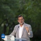 Rajoy interviene en el acto de su partido en Sevilla.