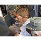 Francisco Javier Guerrero, exdirector general de Trabajo de la Junta de Andalucía, es introducido por la Guardia Civil en el furgón.
