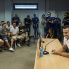 Pedro, con toda la plantilla delante, en su despedida en la ciudad deportiva del Barça.