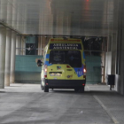 Imagen de archivo de una ambulancia en Urgencias del Hospital de León. MARCIANO PÉREZ