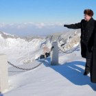 Kim Jong-un camina por el monte Paektuthe, en una foto sin fecha distribuida por la agencia KCNA el 9 de diciembre.