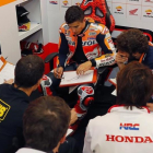 Marc Márquez analiza, en Assen, su telemetria en compañía de su equipo técnico.