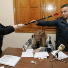 Arabia Perez (PSOE) entrega el bastón de mando al nuevo regidor de Palacios, Evelio Matías.