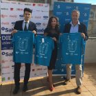 José Raúl Gutiérrez, Cristina Santos y Luis Cueto con las camisetas de los ‘10K’ de León. CÉSAR
