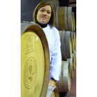 Lorena Crespo, enóloga deViñas del Bierzo, en la cava dela cooperativade Camponaraya