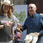 La concejala Margarita Torres, junto al presidente de la DO León, Rafa Blanco. FERNANDO OTERO