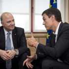 El comisario europeo Pierre Moscovici se entrevistó ayer con Pedro Sánchez. LUCA PIERGIOVANNI