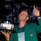 Sergio García señala al cielo tras recoger el trofeo de ganador del Masters 2017