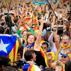 Alegrías en el parc de la ciutadella tras la proclamación de la independencia de Cataluña.