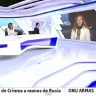 Imagen del espontáneo entrando en el plató de los informativos, segundos antes que los presentadores dieran paso a una conexión en directo.