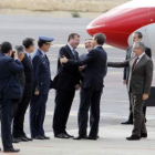 Silván saluda a Zapatero a su llegada al nuevo aeropuerto de León.
