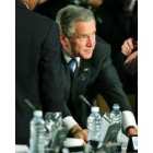 Bush se levanta al término de la reunión en Mar de Plata