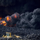 Vista del incendio producido hoy en el cementerio de neumáticos de Seseña (Toledo)