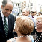Camps saluda a varias vecinas de Algemesí en la visita que hizo ayer a su Ayuntamiento.