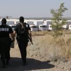 Varios vehículos rusos con ayuda humanitaria permanecen en la frontera.