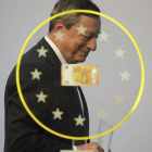 Mario Draghi tras un billete de 50 euros.