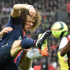 El defensor brasileño del PSG David Luiz pelea una balón ante dos jugadores del City. TESSON