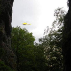 Un helicóptero en la Cueva de Valporquero.