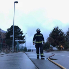 Efectivos de bomberos, contra el fuego en el depósito de gas propano, en el alto del Portillo. CANAL