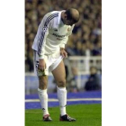 Zidane examina su muslo durante el partido de ayer contra el Roma