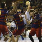 El central brasileño Acacio, ayer muy activo durante todo el partido pese a lastimarse un dedo al inicio del partido, encuentra un hueco en la defensa azulgrana