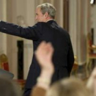 Bush saluda a sus seguidores al terminar su discurso de despedida