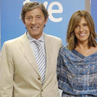 Jesús Álvarez, junto a Ana Blanco, con la que presenta la primera edición del Telediario de TVE-1.