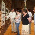 Luisa Herrero, acompañada por la alcaldesa, se mostró muy interesada en las fotografías.