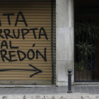 Pintada amenazante aparecida este jueves junto a la vivienda de Rita Barberá en València.
