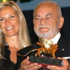 Dino De Laurentiis con su mujer Martha tras recibir el León de Oro honorífico en el pasado festival