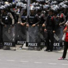 Una manifestante abandona el Palacio Gubernamental tailandés