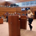 La consejera de Hacienda, Pilar del Olmo, se dirige al estrado para defender las cuentas autonómicas para el 2013.